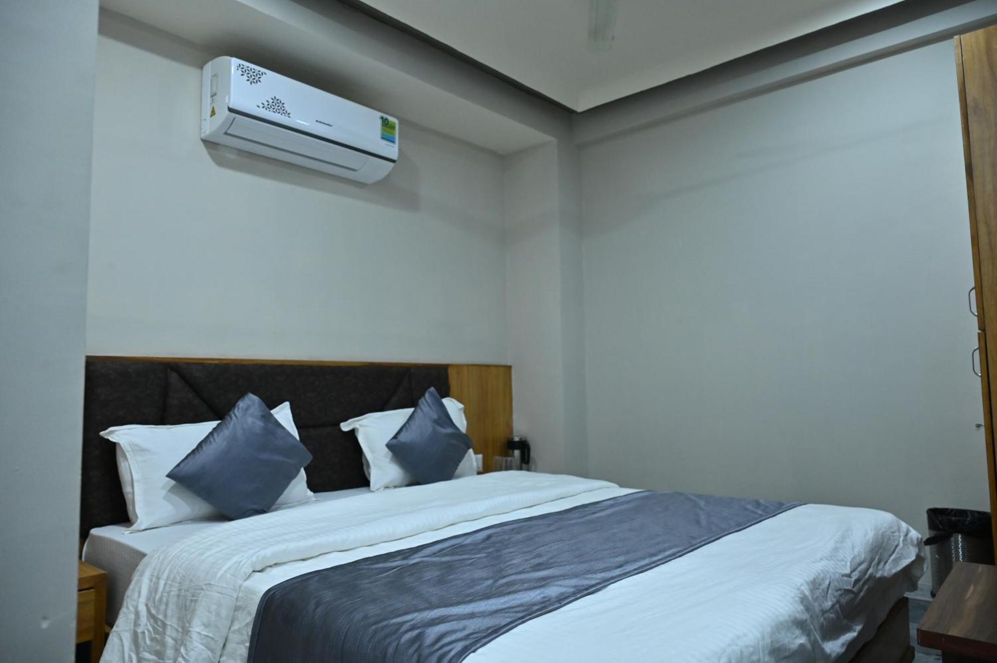 Hotel Sury Villa Ahmedabad Extérieur photo