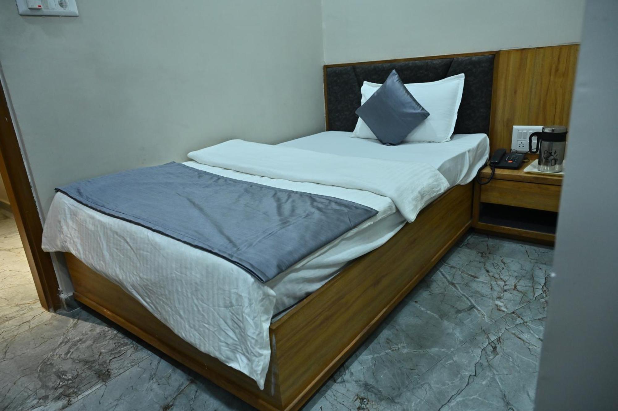 Hotel Sury Villa Ahmedabad Extérieur photo