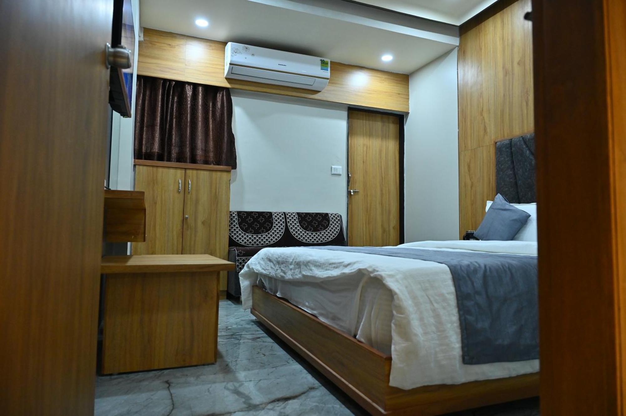 Hotel Sury Villa Ahmedabad Extérieur photo